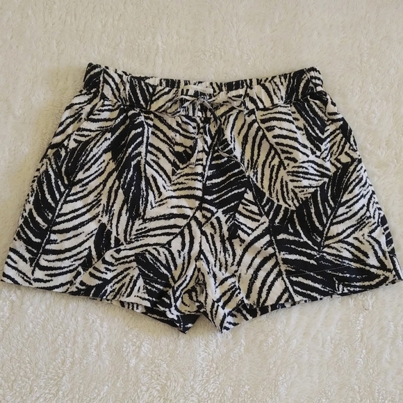Cynthia Rowley Pants - Cynthia Rowley Leaf🌿 Print Drawstring Shorts-NWT